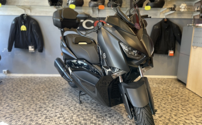 YAMAHA X-MAX 300 image 1